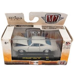 M2 Machine Die-Cast Detroit Muscle 1970 Oldsmobile Cutlass 442 White R47 19-13